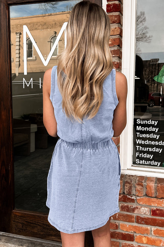 Mini-robe sans manches à col en U et taille élastique, délavage minéral bleu Ashleigh