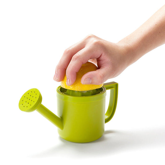 Presse-citron avec bec verseur et couvercle articulé