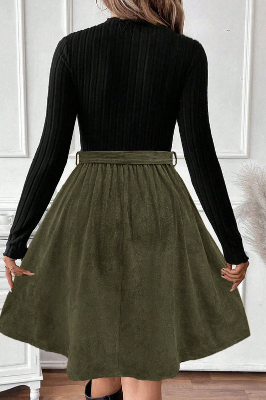 Robe ceinturée patchwork en maille côtelée noire à corsage ajusté et jupe évasée contrastante