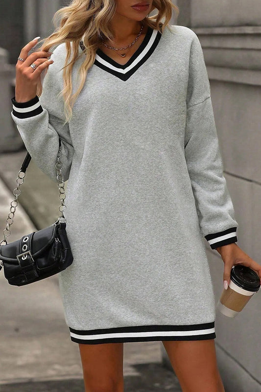 Robe T-shirt préppy à manches longues et col en V, avec finitions rayées gris clair