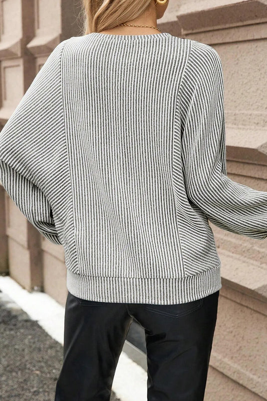 Haut gris en tricot côtelé à col rond et manches longues lanternes