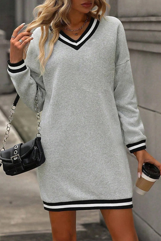 Robe T-shirt préppy à manches longues et col en V, avec finitions rayées gris clair