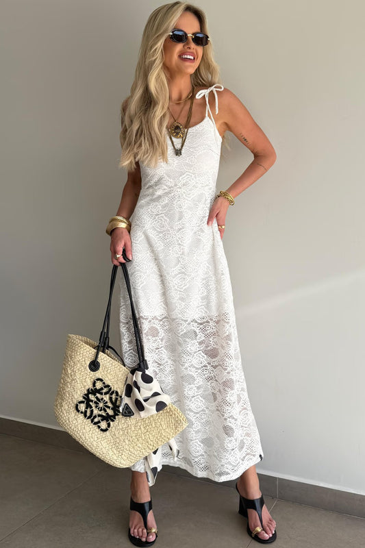 Robe longue blanche à fines bretelles avec superposition en dentelle florale