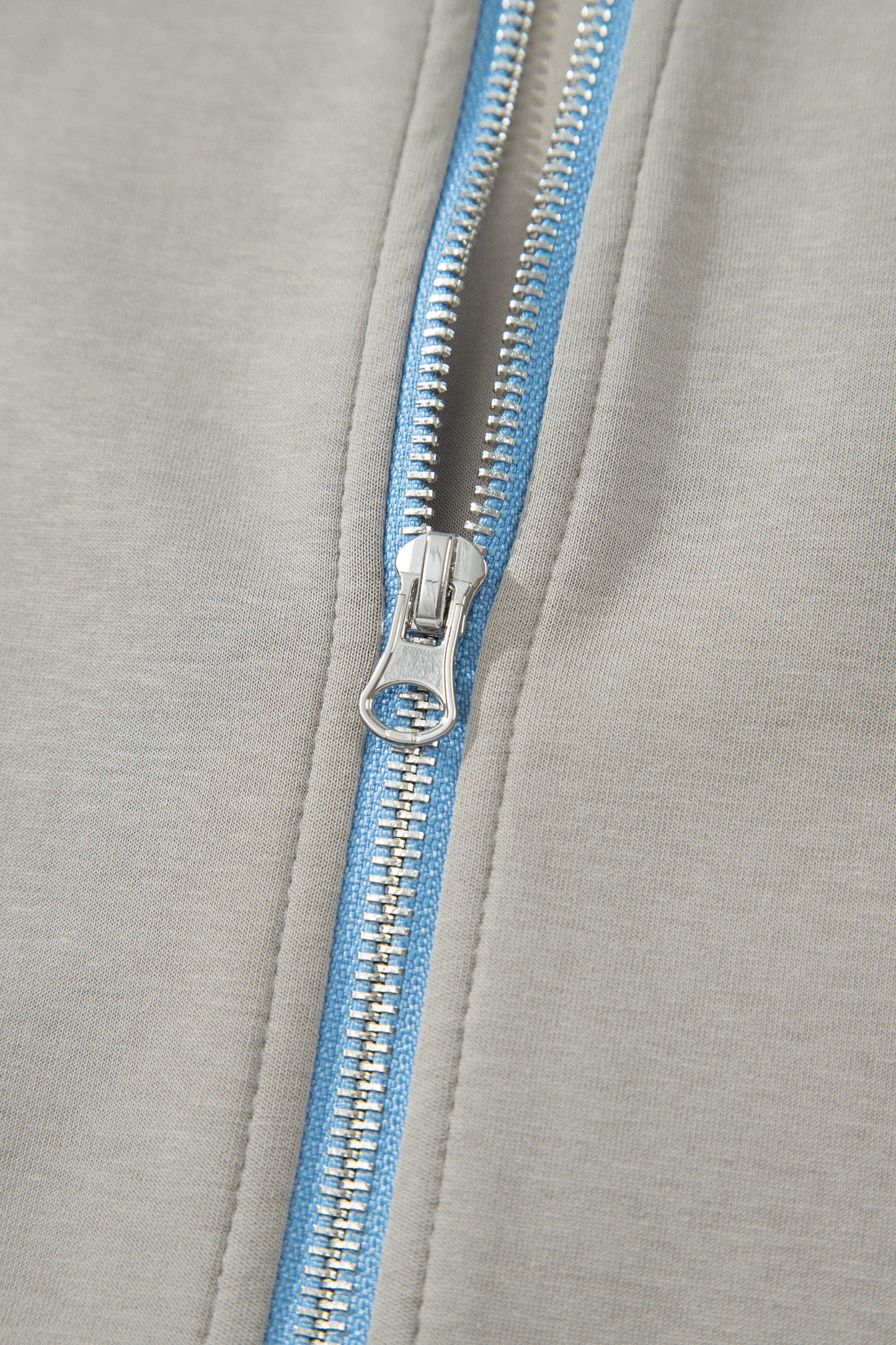 Ensemble 2 pièces jupe-short mini à cordon, veste zippée sport vert fumée à bord contrastant