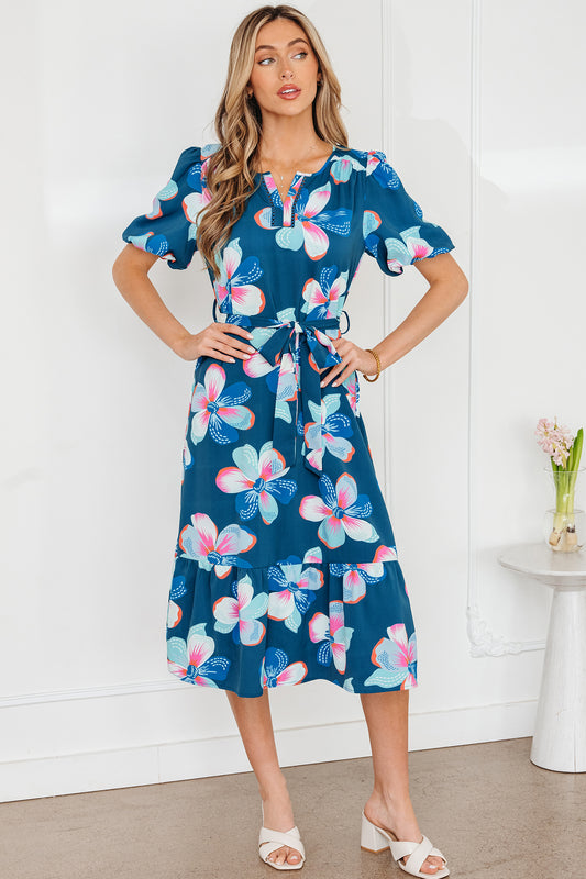 Robe longue ceinturée bleue à imprimé floral, manches courtes bouffantes et ourlet volanté