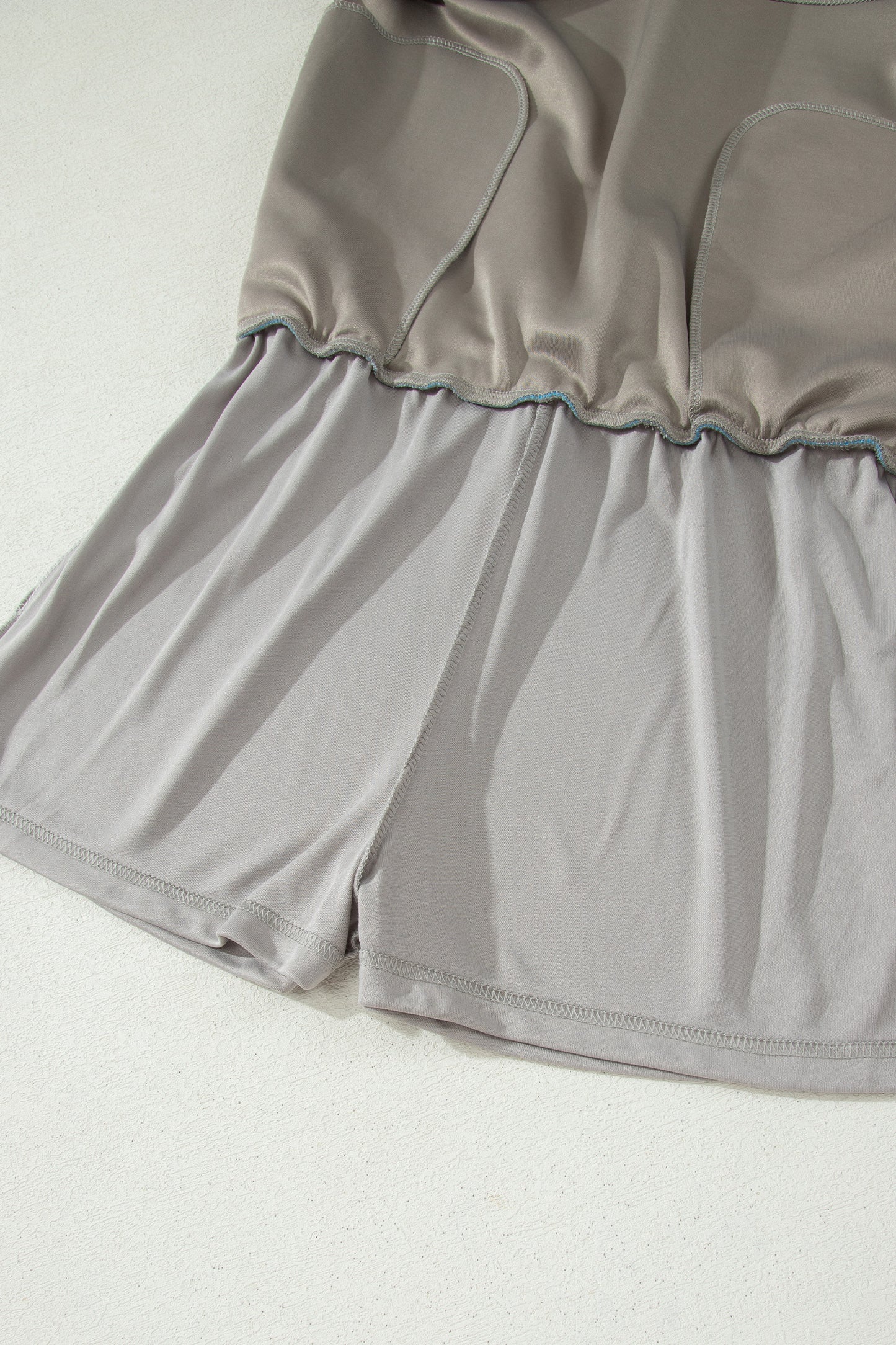 Ensemble 2 pièces jupe-short mini à cordon, veste zippée sport vert fumée à bord contrastant