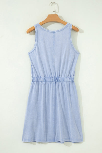 Mini-robe sans manches à col en U et taille élastique, délavage minéral bleu Ashleigh