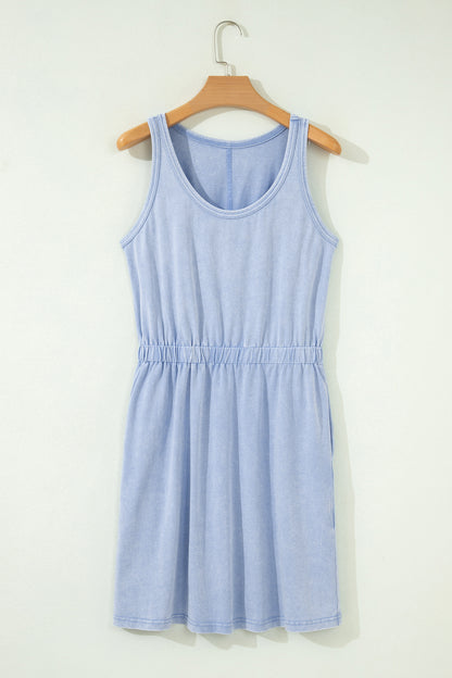 Mini-robe sans manches à col en U et taille élastique, délavage minéral bleu Ashleigh