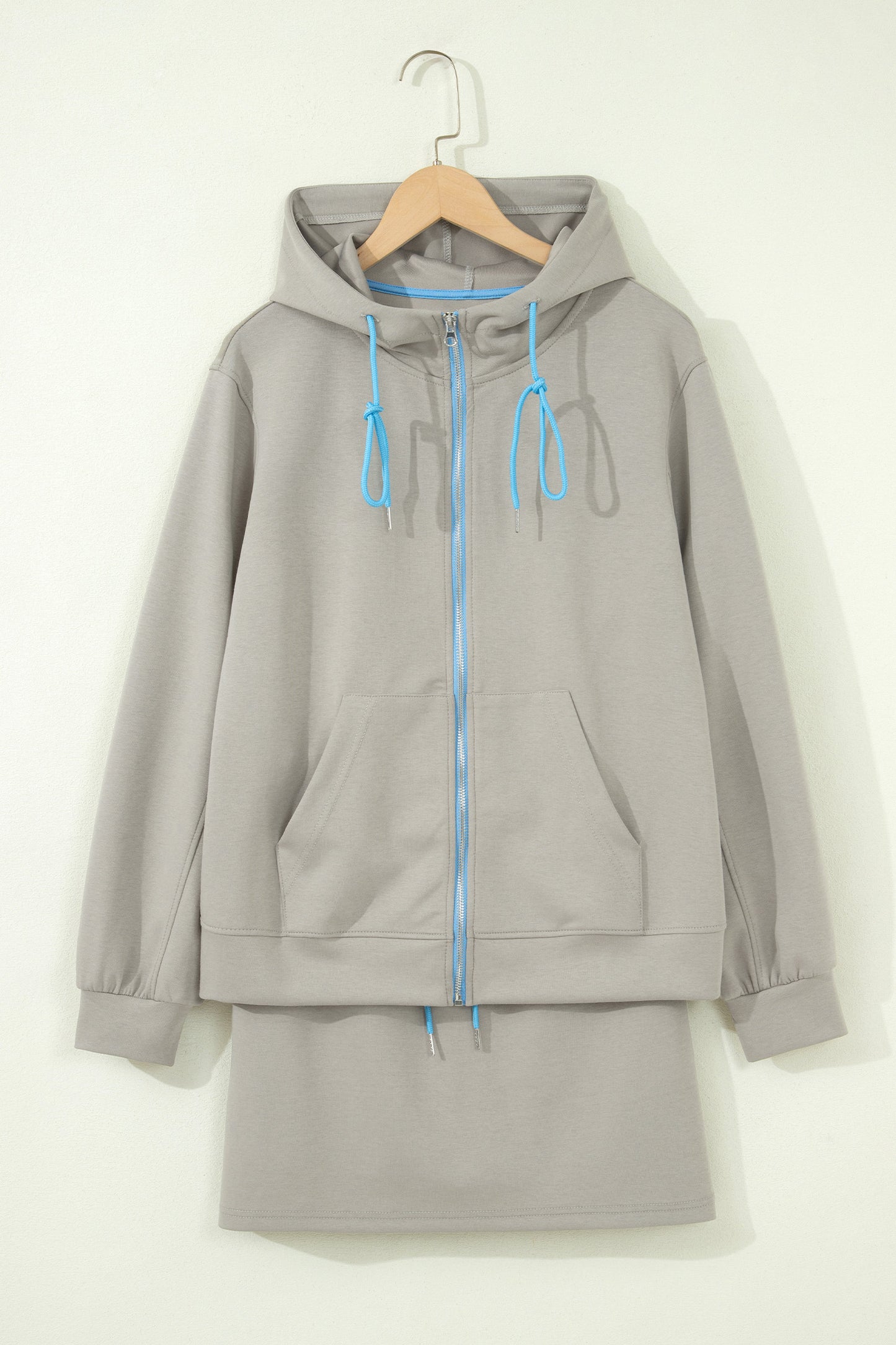 Ensemble 2 pièces jupe-short mini à cordon, veste zippée sport vert fumée à bord contrastant