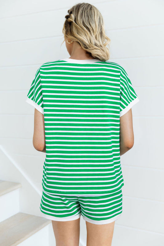 Ensemble t-shirt à manches courtes rayé vert foncé et short