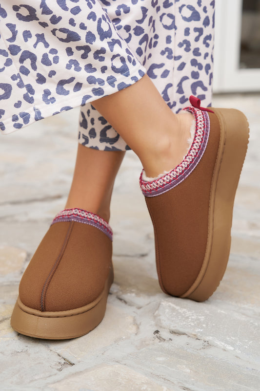 Bottes de neige doublées en suédine de couleur marron, avec imprimé contrastant