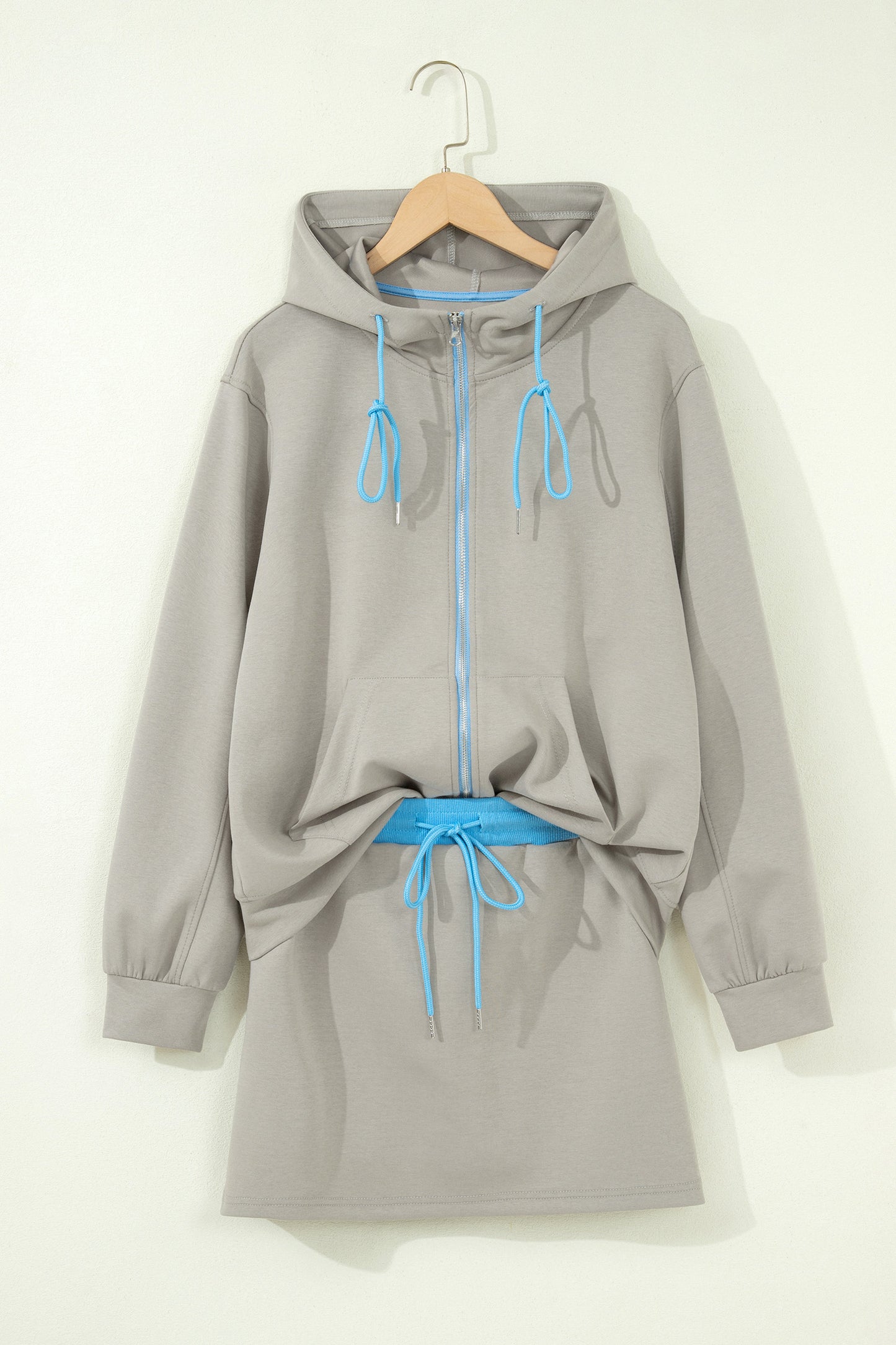 Ensemble 2 pièces jupe-short mini à cordon, veste zippée sport vert fumée à bord contrastant