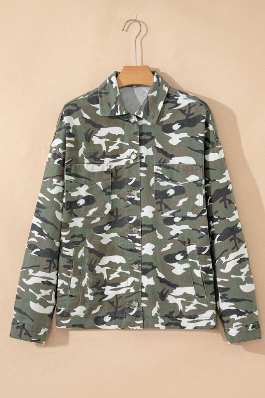 Veste en jean ample à poches poitrine camouflage vert