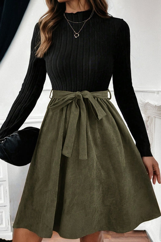 Robe ceinturée patchwork en maille côtelée noire à corsage ajusté et jupe évasée contrastante